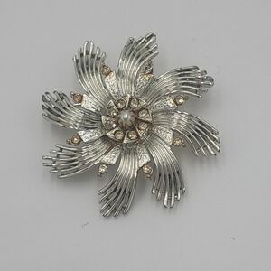 Vintage signed Ceil Chapman gold‎ tone rhinestone faux pearl pinwheel brooch pin